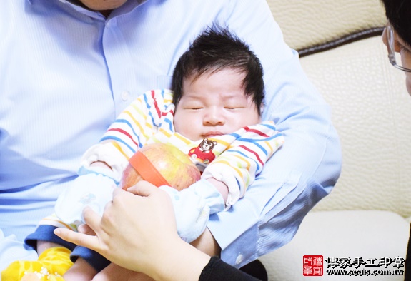 剃胎毛、滿月剃頭、嬰兒剃頭、嬰兒理髮、嬰兒剃髮、嬰兒剃胎毛、嬰兒滿月剃頭、寶寶剃頭、剃胎毛儀式、剃胎毛吉祥話、滿月剃頭儀式、滿月剃頭吉祥話、寶寶剃胎毛、寶寶滿月剃頭理髮、 新北板橋區剃胎毛、新北板橋區滿月剃頭、 新北板橋區嬰兒剃頭剃胎毛、新北板橋區嬰兒理髮、新北板橋區嬰兒剃髮、陳寶寶(新北板橋區到府嬰兒寶寶滿月剃頭理髮、免費到府嬰兒剃胎毛儀式吉祥話)。到府剃頭剃胎毛主持、專業拍照、DVD光碟、證書。★購買「臍帶章、肚臍章、胎毛筆刷印章」贈送：剃頭、收涎、抓周，三選一。2016.01.03 照片7